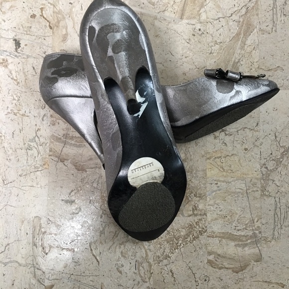 Vintage Elegant Silver Slip On Pump Pointed Toe Bow Size 6 - Picture 9 of 10